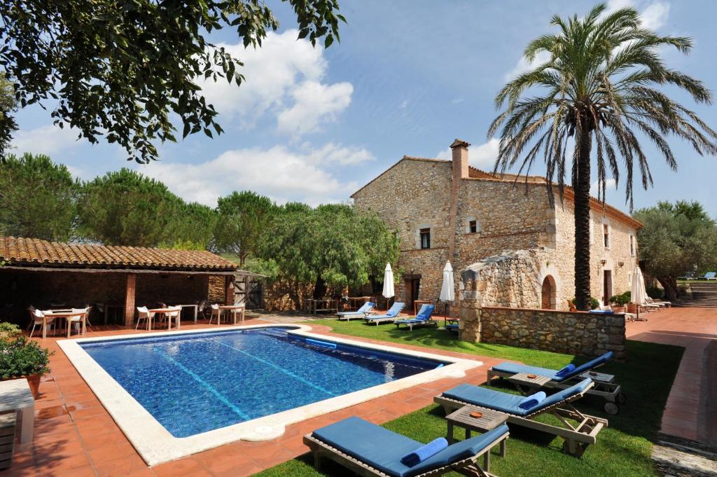 Hotel a Avinyonet De Puigventos con caricabatterie per auto elettriche