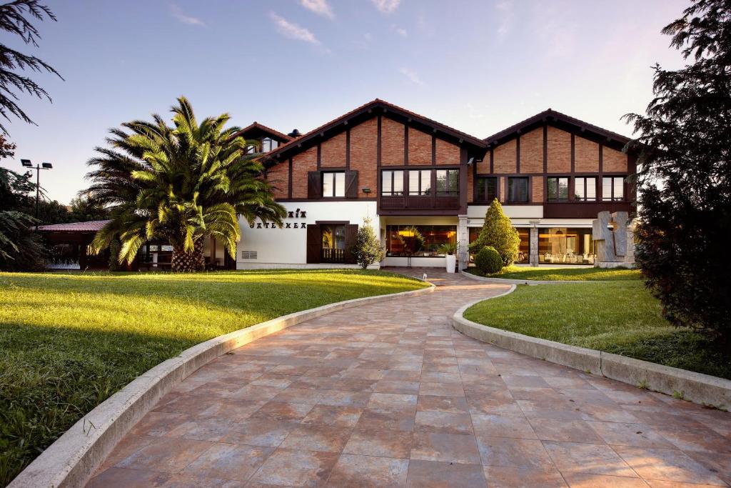Hotel a Irún con caricabatterie per auto elettriche