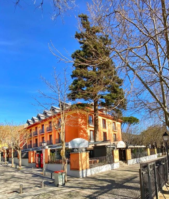 Hotels in San Lorenzo De El Escorial with chargers for electric cars