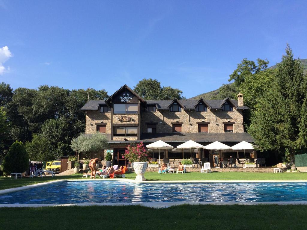 Hotel a Sort con caricabatterie per auto elettriche
