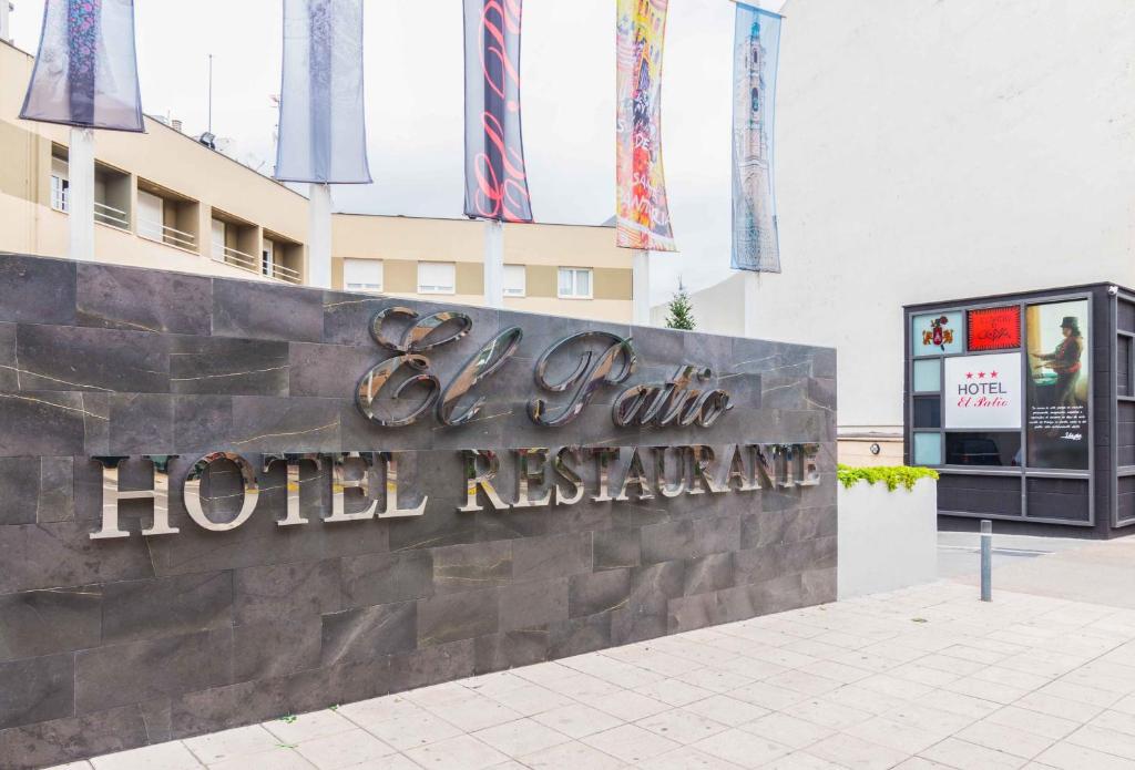 Hotel a La Almunia De Doña Godina con caricabatterie per auto elettriche