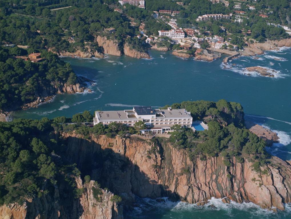 Hotel a Platja Sa Tuna con caricabatterie per auto elettriche