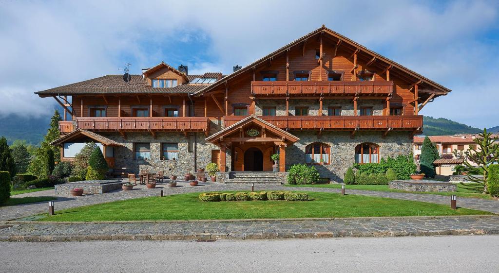 Hotel a Vilallonga De Ter con caricabatterie per auto elettriche