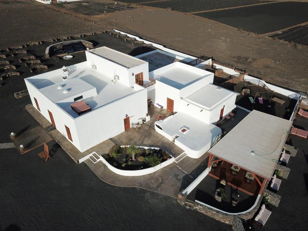 Hotels in El Volcan with chargers for electric cars