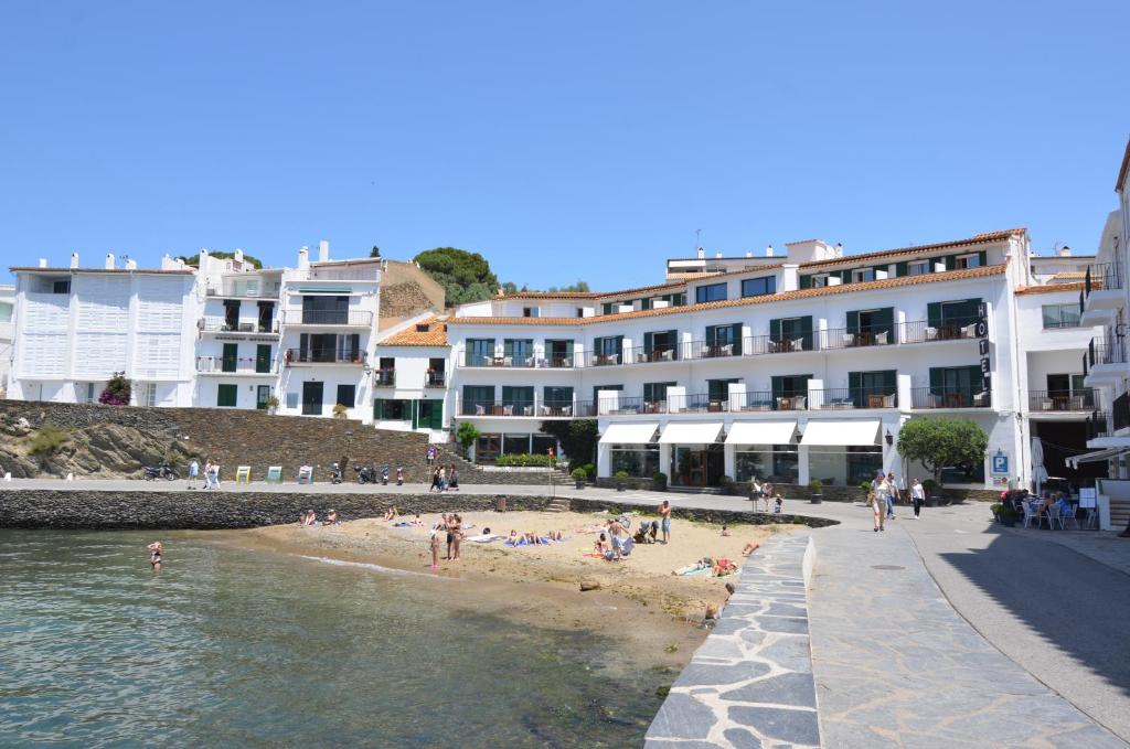 Hotel a Portlligat con caricabatterie per auto elettriche