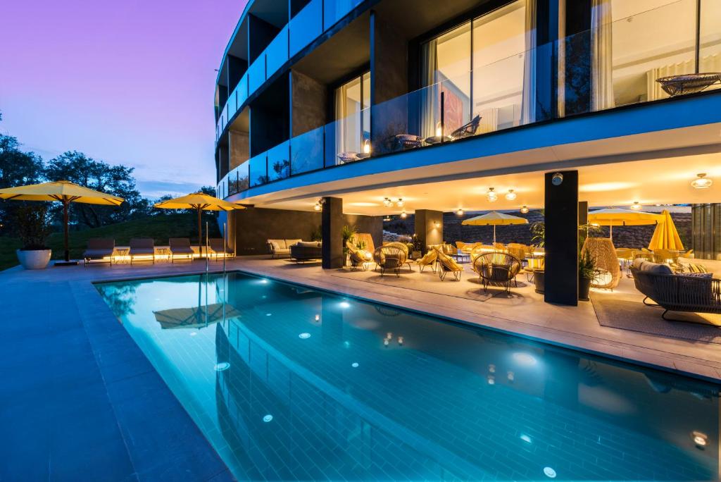 Hotel a El Veinat De Les Mateues con caricabatterie per auto elettriche