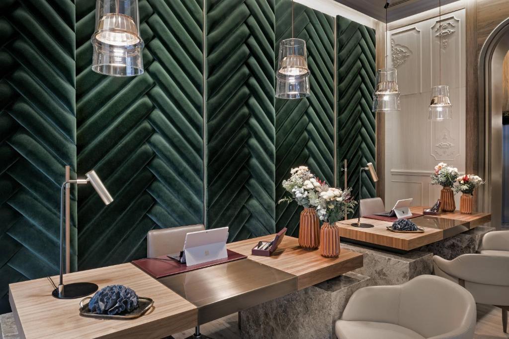 Hotels in Madrid with chargers for electric cars