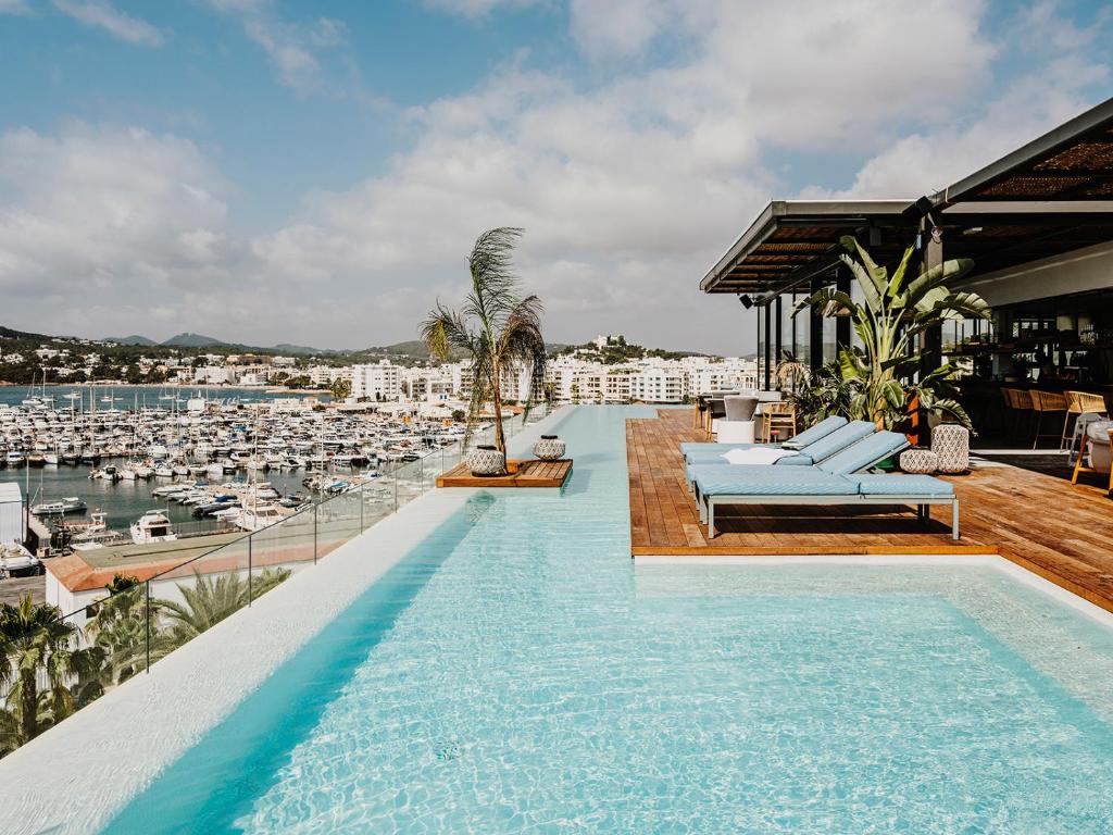 Hotel a Santa Eularia Des Riu con caricabatterie per auto elettriche