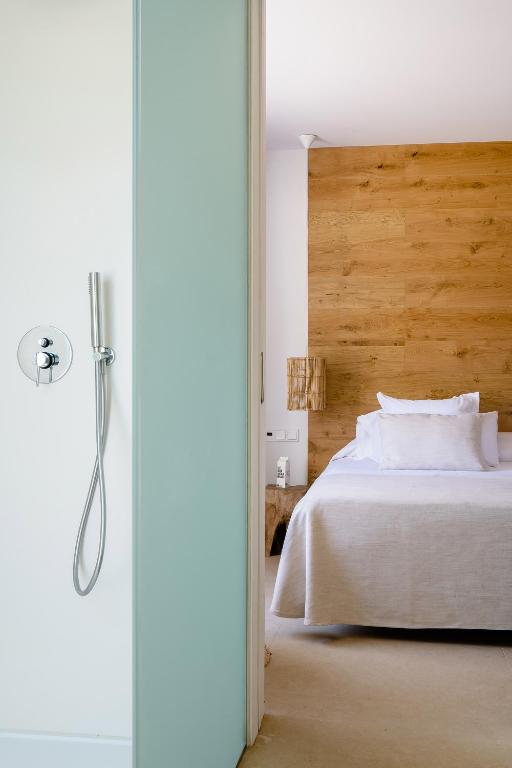 Hotel a Urbanitzacio Roca Llisa con caricabatterie per auto elettriche