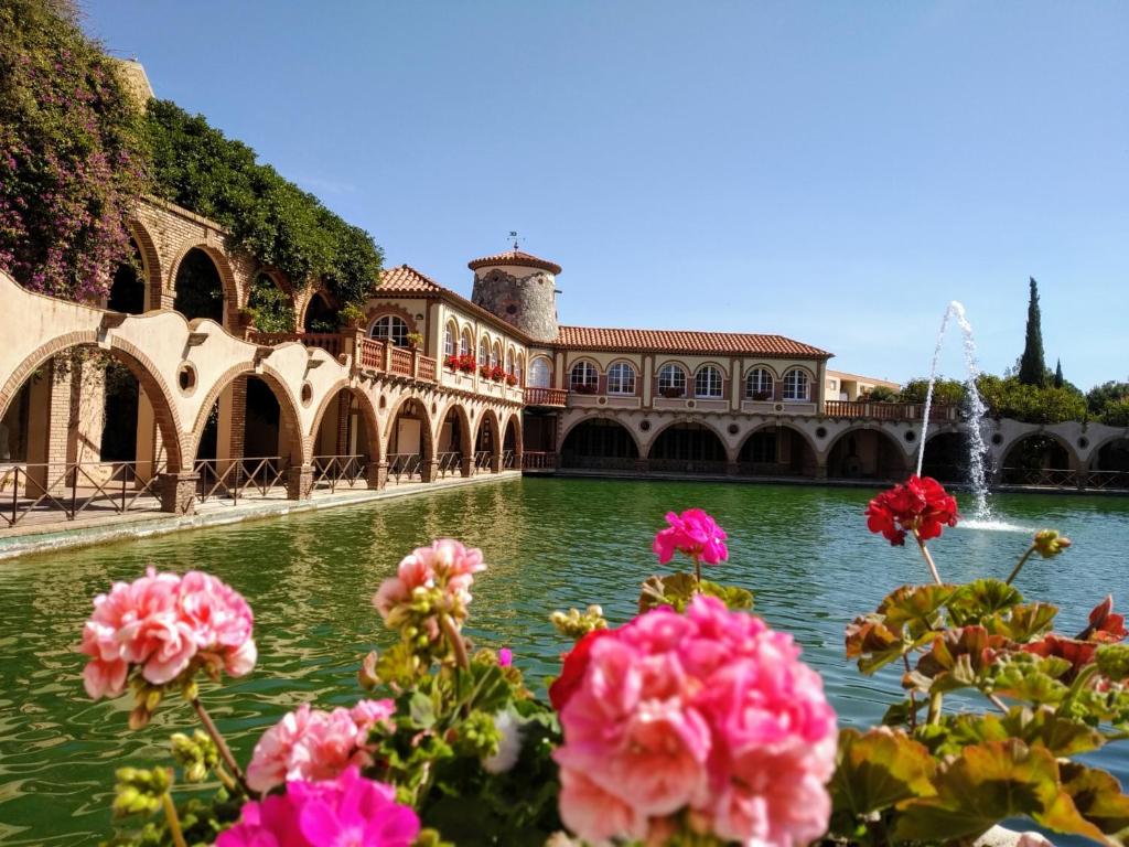 Hotel a Montbrio Del Camp con caricabatterie per auto elettriche