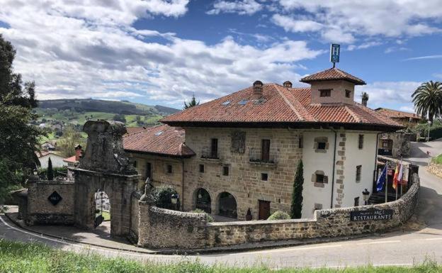 Hotel a Boo De Pielagos con caricabatterie per auto elettriche