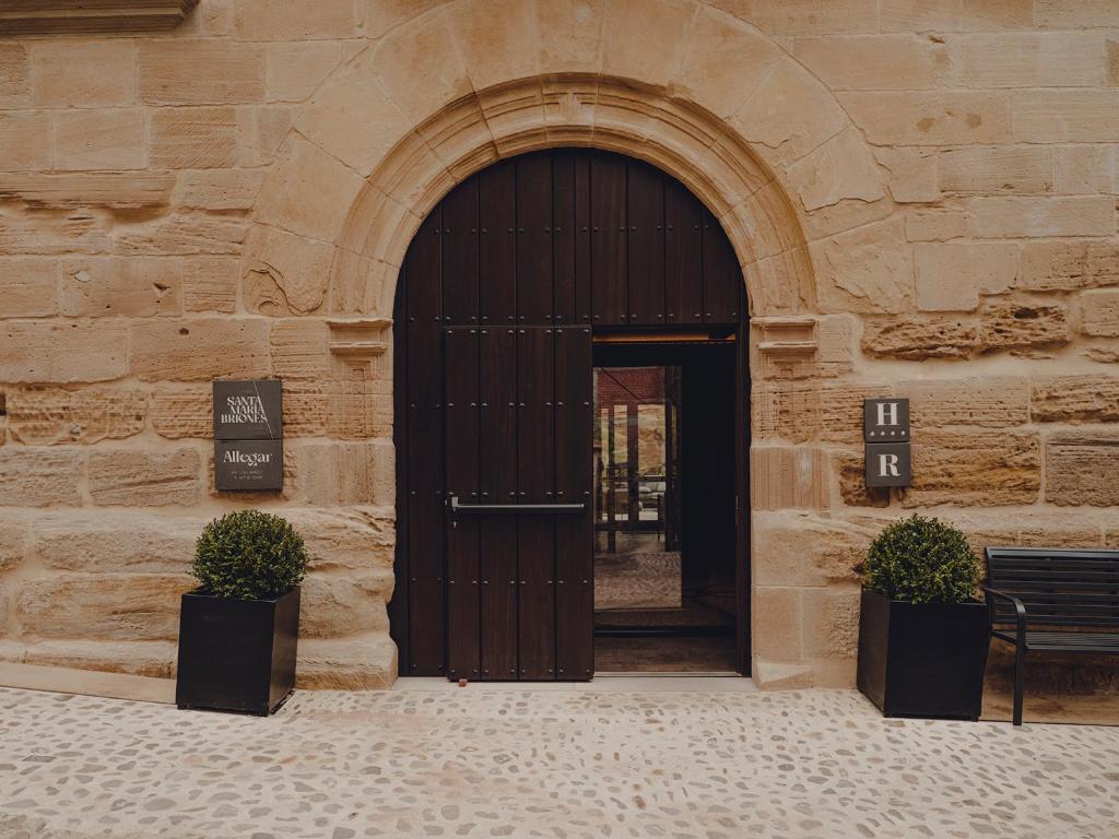 Hotel a Briones con caricabatterie per auto elettriche
