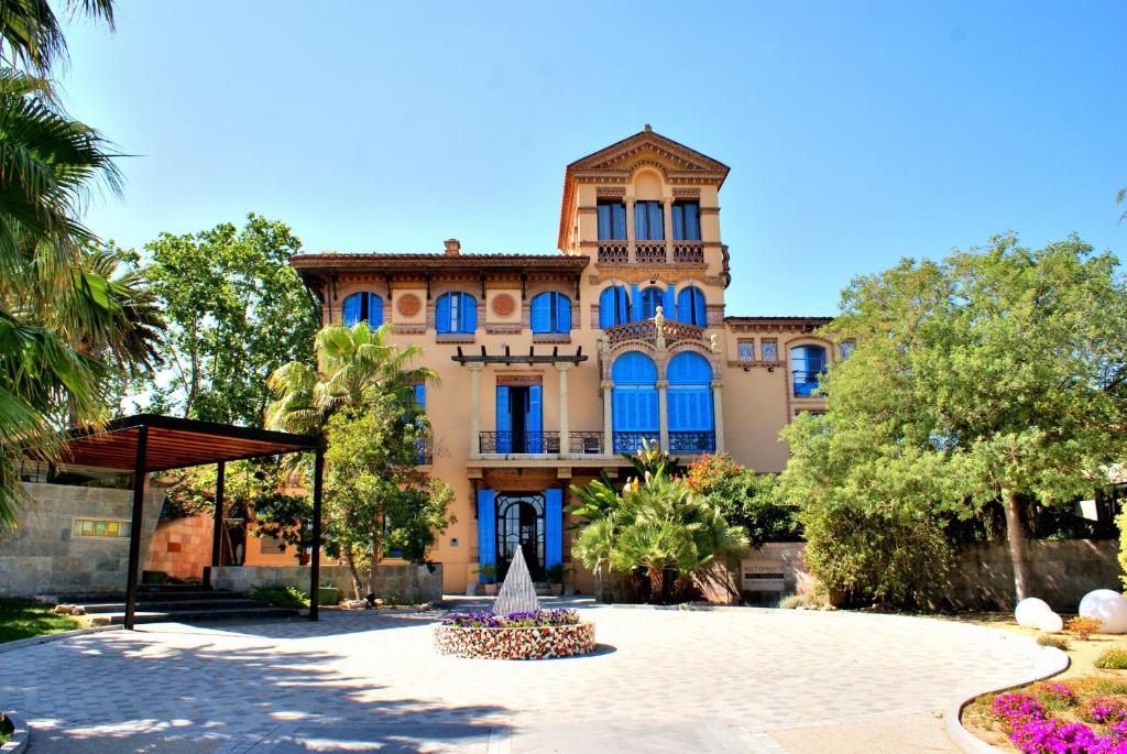 Hotel a La Selva Del Camp con caricabatterie per auto elettriche