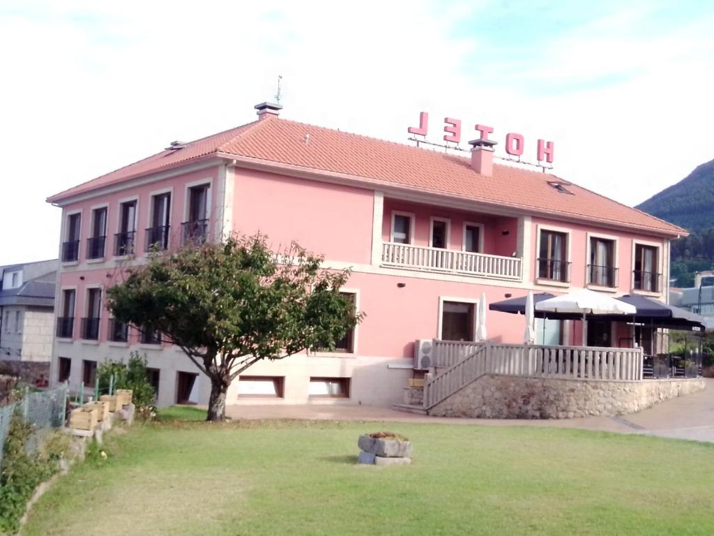 Hotel a A Riña con caricabatterie per auto elettriche