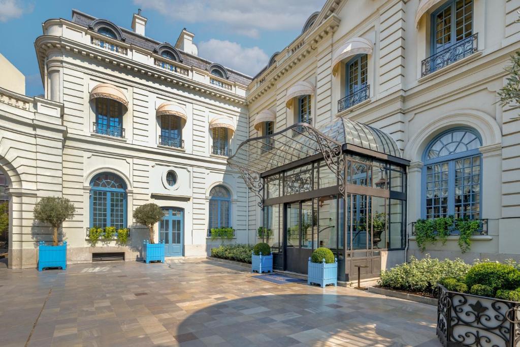 Hotels in Madrid with chargers for electric cars