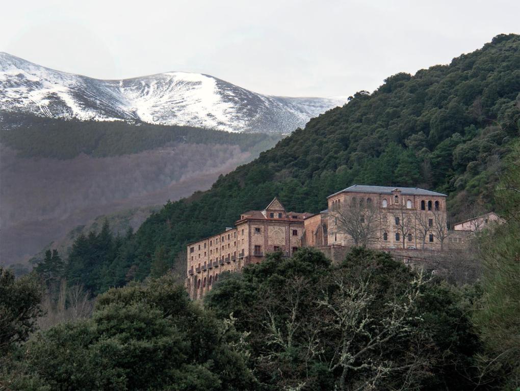 Hotel a Monasterio De Nuestra Señora De Valvanera con caricabatterie per auto elettriche