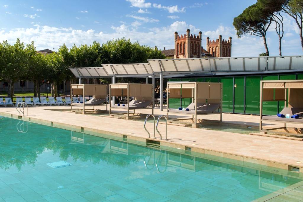 Hotel a El Veinat De Les Mateues con caricabatterie per auto elettriche