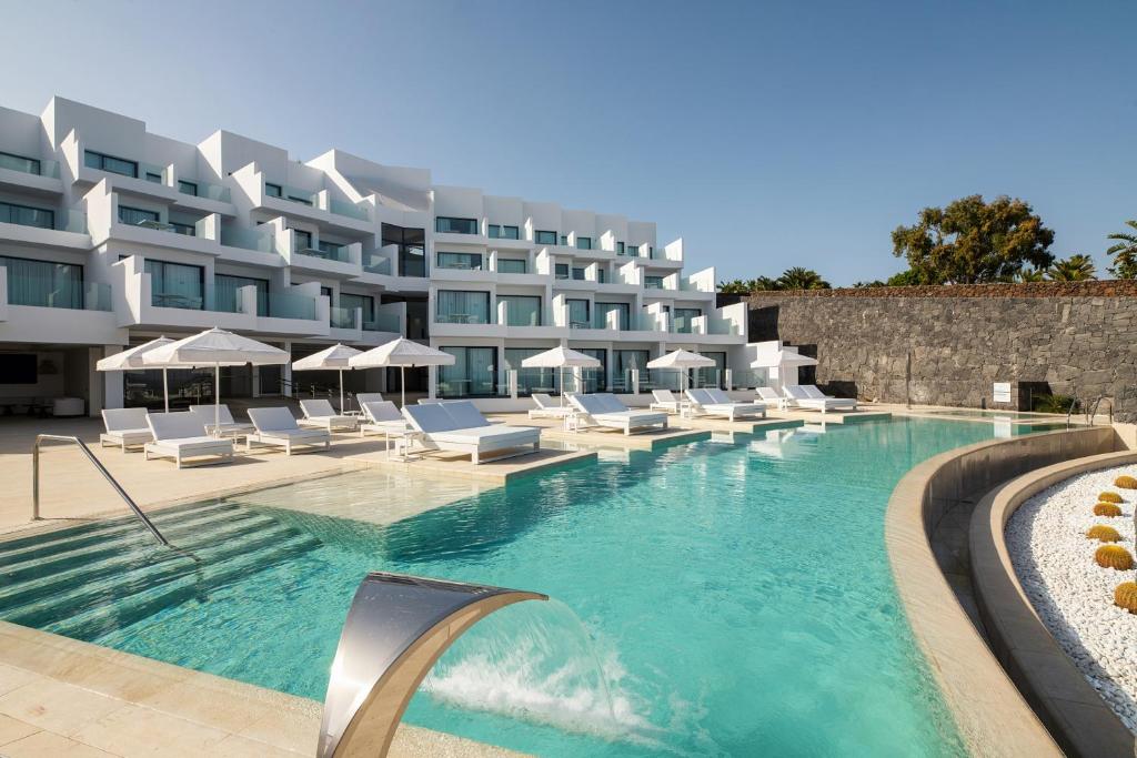 Hotels in El Volcan with chargers for electric cars