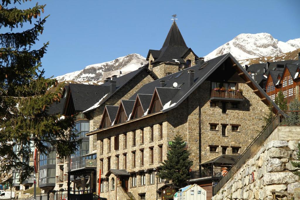 Hotel a Sallent De Gallego con caricabatterie per auto elettriche