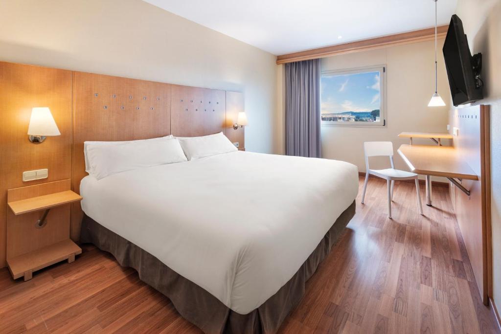 Hotels in Ventorro De La Julia with chargers for electric cars