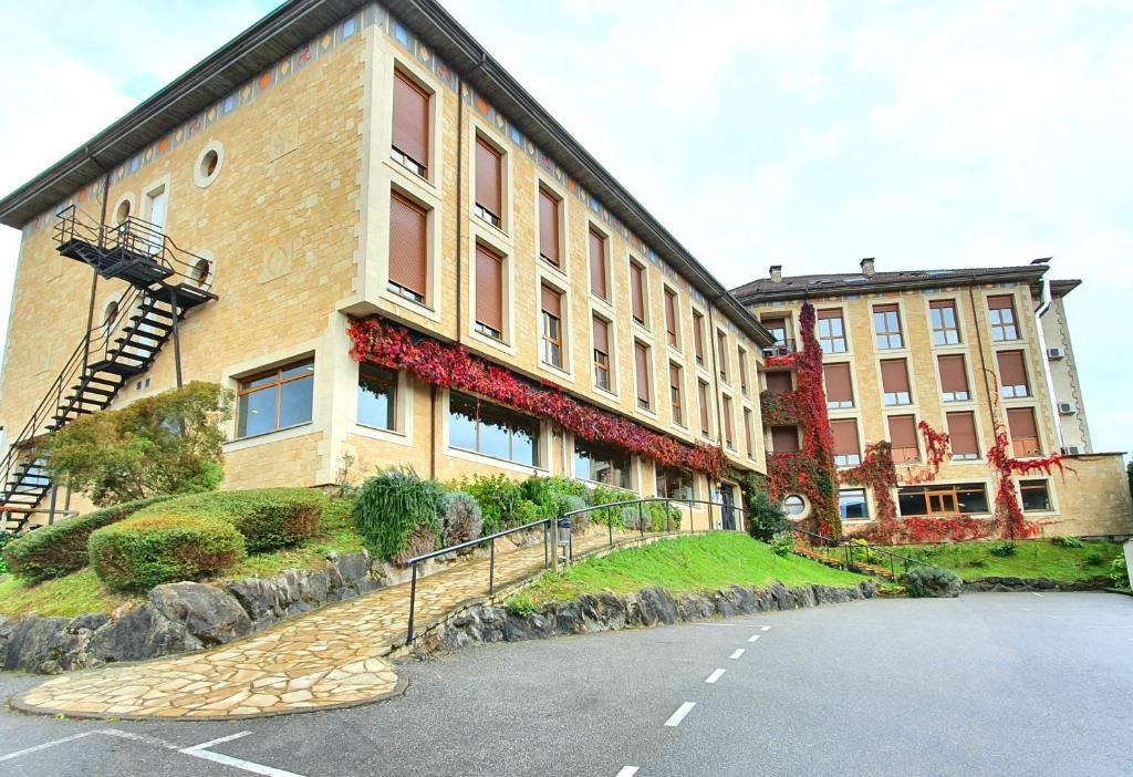 Hotel a Santianes Del Terron con caricabatterie per auto elettriche